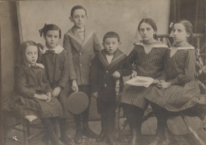 The six young Lewin children (from left): Marie, Frieda, Walter, Siegfried, Paula, Rosa